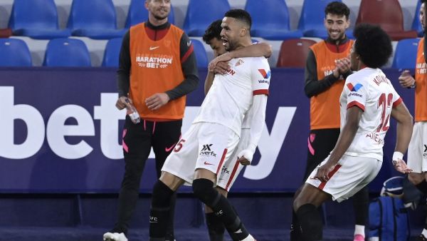 النصيري يحتفل بهدفه الثمين