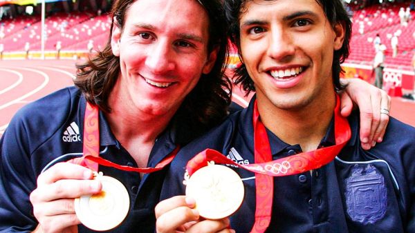 صورة أرشيفية لأغويرو وميسي خلال مشاركتهما الأولمبية عام 2008 في بكين