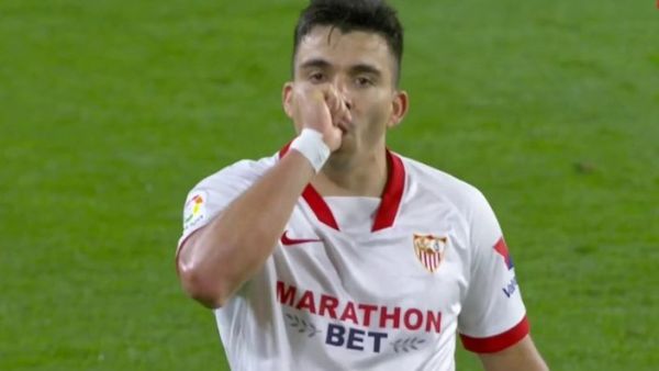 آكونيا يحتفل بهدفه