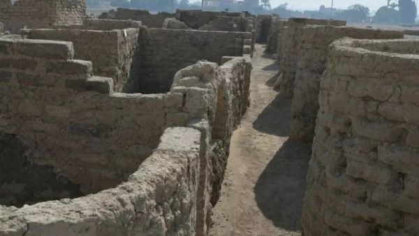جدران من الطوب اللبن في المدينة التي تم الكشف عنها مؤخرا بمنطقة الأقصر جنوب مصر