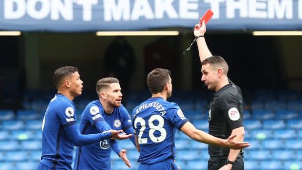 سيلفا يتلقى البطاقة الحمراء