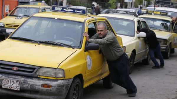 الوقوف على دور محطة الوقود يتجاوز السبع ساعات 