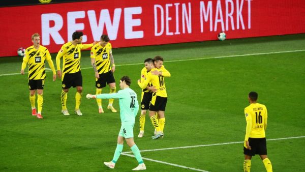 لاعبو دورتموند يحتفلون بالهدف الثاني