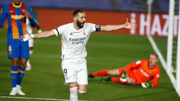 بنزيمة يحتفل بهدفه المميز بالكعب