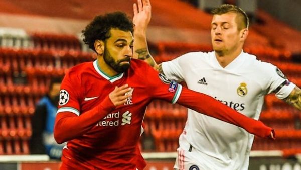 صلاح (يسار) يحاول تجاوز توني كروس