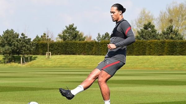 فان دايك يتدرب بالكرة