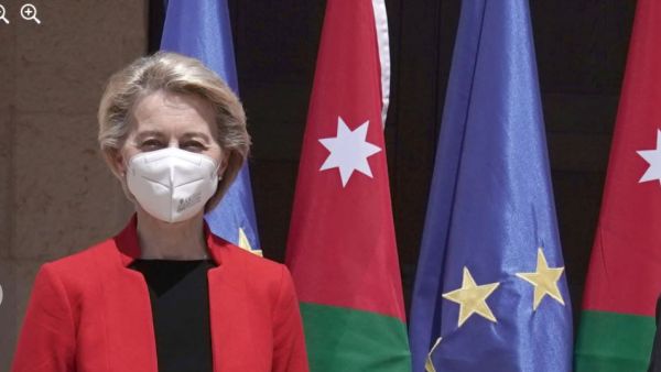 تمتمت وزيرة الدفاع الألمانية السابقة وبدت ذاهلة في الفيديو