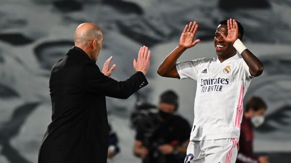 زيدان (يسار) يهنىء فينيسيوس نجم المباراة