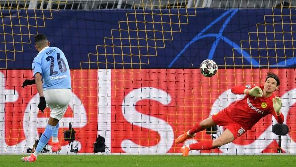 محرز يتولى تنفيذ ركلة الجزاء بنجاح