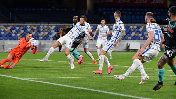 هاندانوفيتش (يسار) قبل أن يحول الكرة بالخطأ في مرمى فريقه معلناً عن تقدم نابولي