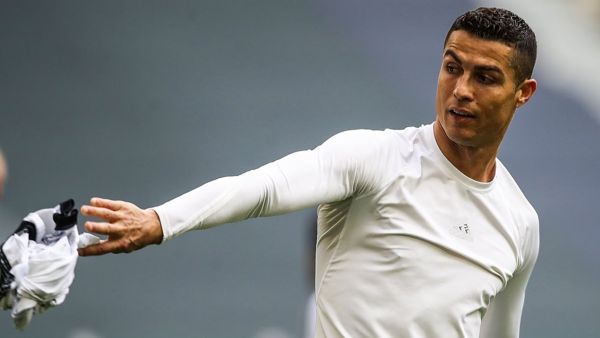 رونالدو يرمي قميصه