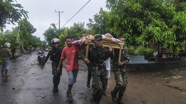 Flash floods leave thousands missing in Indonesia