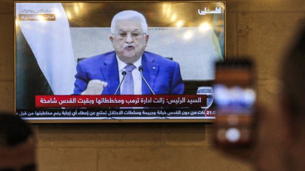 Abbas decides, Thursday, to postpone parliamentary elections