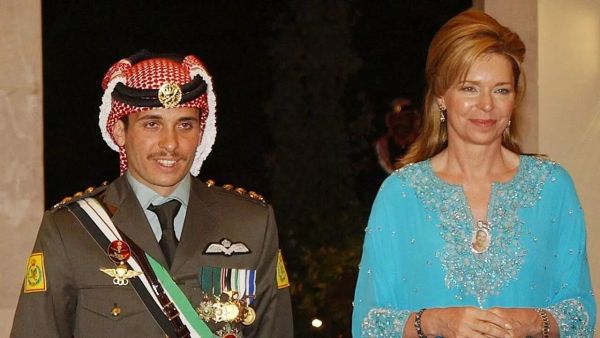الملكة نور وابنها الأمير حمزة بن الحسين