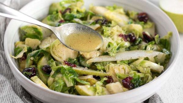 سلطة الكمثرى مع ملفوف بروكسل