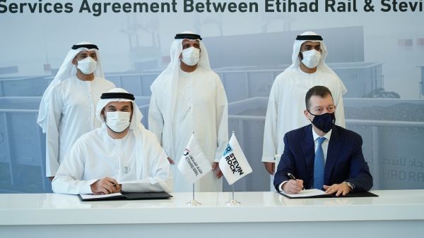حاكم رأس الخيمة يشهد توقيع اتفاقية بين "الاتحاد للقطارات"  و"ستيفن روك"