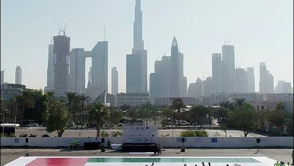 أكبر لوحة فسيفسائية لعلم الإمارات تدخل موسوعة جينيس