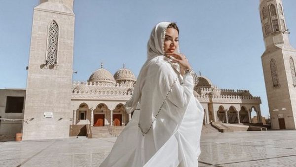 Russian bellydancer Johara posing at famous Mosque in Hurghada 
