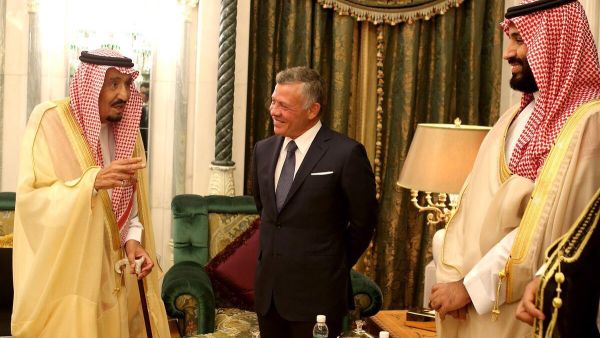 الملك عبدالله برفقة الملك سلمان بن عبدالعزيز وولي العهد محمد بن سلمان
