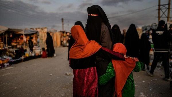 A veiled woman looks back at Al Hol camp in Hasakeh governorate in northeastern Syria. (AFP/ File Photo) Al Hol Camp continues to be infested with ISIS fighters
