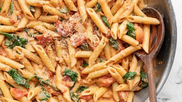 باستا الطماطم والسبانخ