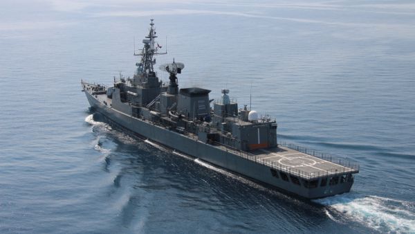 US army fire warning shots against Iranian vessels