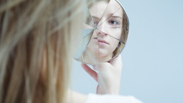 A crack in the mirror 