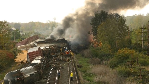 A train collided with a pick-up truck in Suez canal .