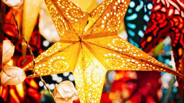 Lighting lanterne in star form hanging outdoor