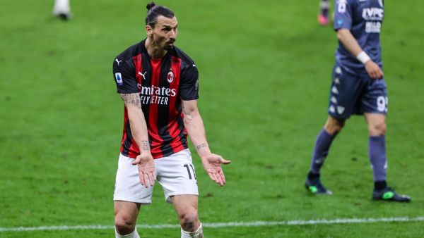 تفوه إبراهيموفيتش بألفاظ نابية خلال مخاطبة تشالهانوغلو خلال المباراة