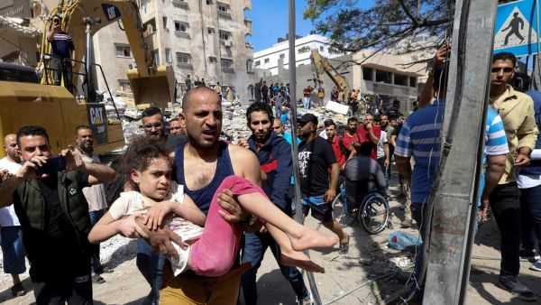 كما حض البابا، الذي يتطرق عادة إلى الأحداث الجارية خلال عظة الأحد، على التهدئة في الشرق الأوسط.