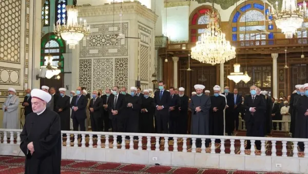 بشار الأسد يؤدي صلاة عيد الفطر بالجامع الأموي بدمشق