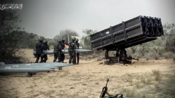 فيديو لكتائب القسام أثناء تجهيز صواريخ وإطلاقها على إسرائيل