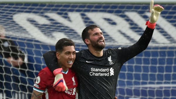 أليسون (يمين) يحتفل بهدفه مع مواطنه روبرتو فيرمينو