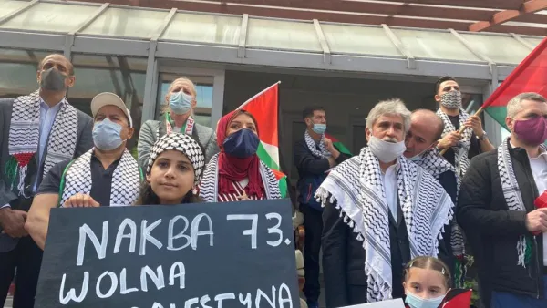 طالب المتظاهرون الحكومة البولندية والمجتمع الدولي بالضغط الجدي على إسرائيل لوقف عدوانها الوحشي 