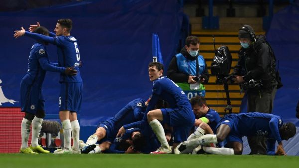 لاعبو تشيلسي يحتفلون بالهدف الثاني