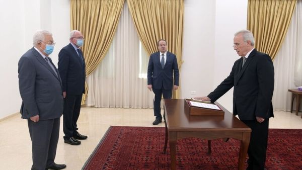 سمير الرفاعي مؤديا اليمين أمام الرئيس الفلسطيني محمود عباس