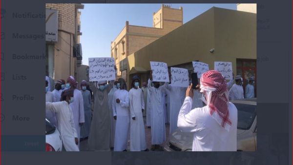 وأظهرت مقاطع فيديو أخرى متظاهرين مساء أمس الاثنين في صلالة، وهي مدينة تبعد حوالي 850 كيلومترا جنوب غرب مسقط.