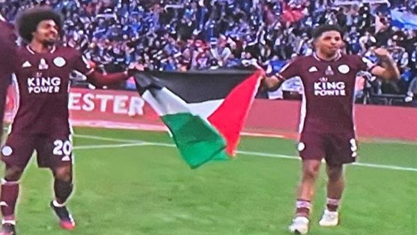 فوفانا (يمين) وتشودوري (يسار) يرفعان علم فلسطين