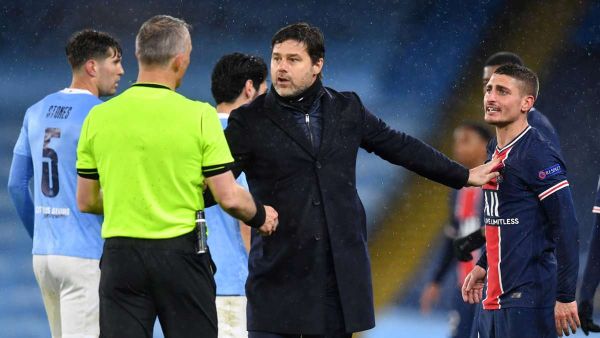 ماوريسيو بوتشيتينو (وسط) يتدخل لإبعاد فيراتي (يمين) عن الحكم كويبرس