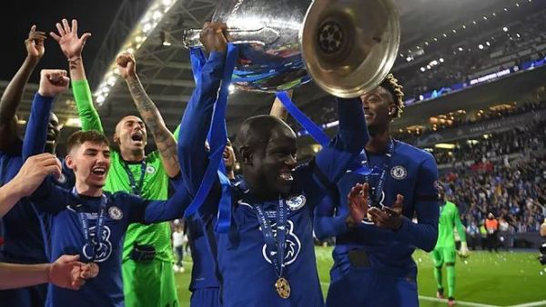 نغولو كانتي يحتفل باللقب الأوروبي