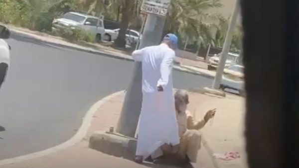 كويتي يضرب مسن في نهار رمضان