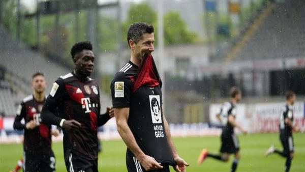 ليفاندوفسكي يحتفل بهدفه التاريخي