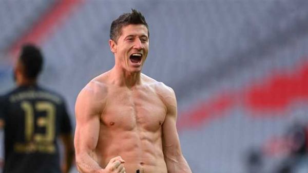 ليفاندوفسكي يصنع التاريخ