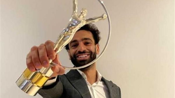 صلاح يظفر بالجائزة