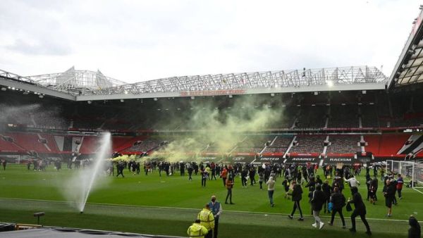 جماهير يونايتد على أرضية ملعب أولد ترافورد