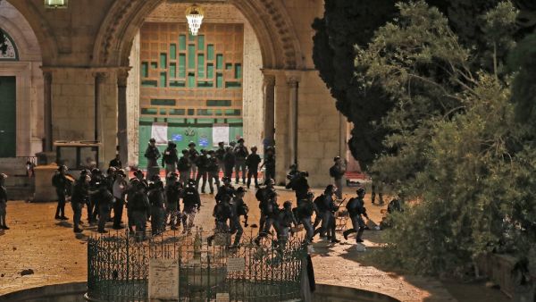 Israeli security forces clash with Palestinian protesters at the al-Aqsa mosque compound in Jerusalem, on May 7, 2021. Ahmad GHARABLI / AFP Israeli security forces clash with Palestinian protesters at the al-Aqsa mosque compound in Jerusalem