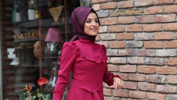 تتميز عاشقات الأزياء المحتشمة بالحجم الإضافي، الذي توفره التنانير الطويلة ذات الثنيات