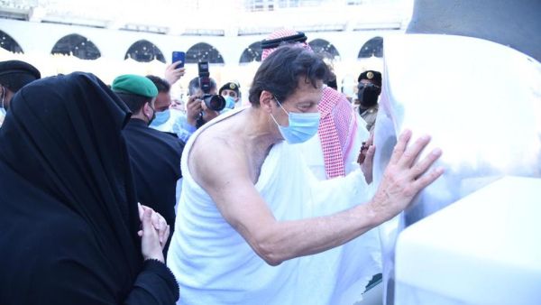 Pakistani PM Imran Khan approaches Ḥajaru al-Aswad set intact into the Kaaba's wall by Prophet Muhammad