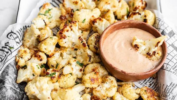 قرنبيط محمص بالثوم والبارميزان